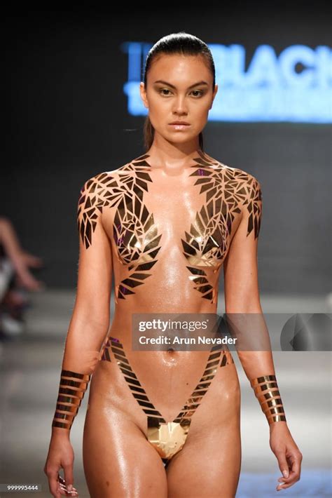 A Model Walks The Runway For Black Tape Project At Miami Swim Week Fotografía De Noticias