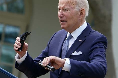 États Unis Joe Biden durcit la réglementation contre les armes fantômes