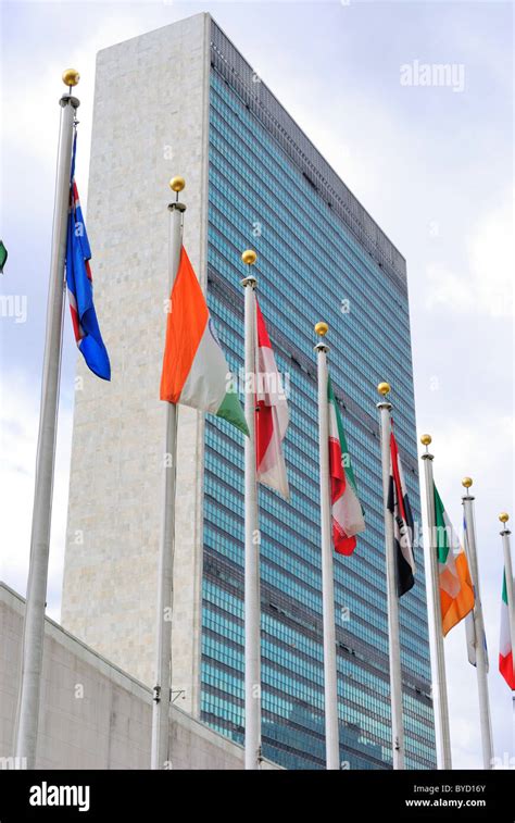 El Edificio De Las Naciones Unidas Con Banderas Internacionales En La