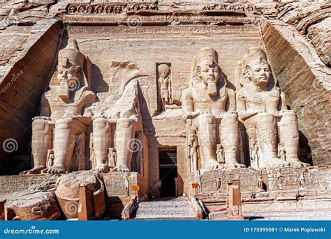 Entrada Al Templo De Las Murallas De Rey Ii En Abu Simbel En Egipto