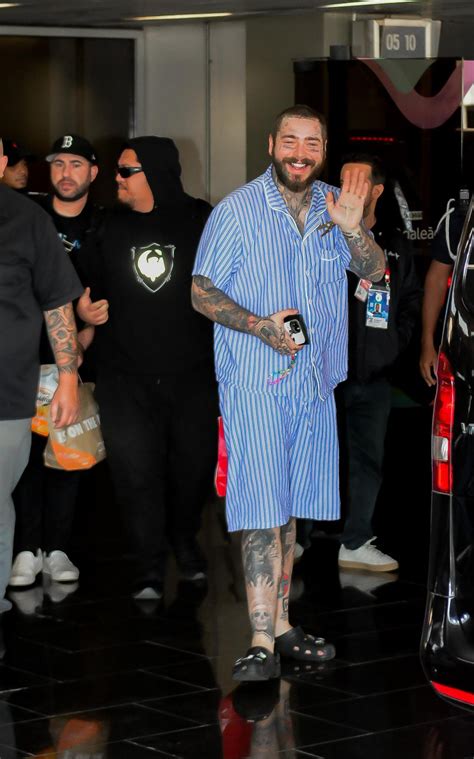 Todo Sorridente Post Malone Chega Ao Rio E Posa F S No Aeroporto