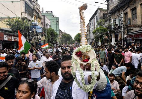 Doctors gift a ‘spine’ to Kolkata Police Commissioner, demand his ...