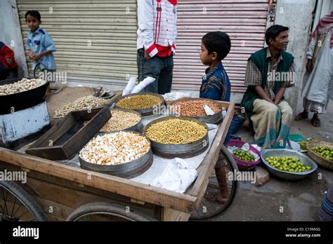 Outside food vendors on the street in Dhaka, Bangladesh Stock Photo - Alamy