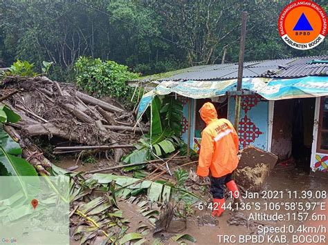 Banjir Bandang Melanda Kawasan Puncak Bogor Ratusan Keluarga Mengungsi