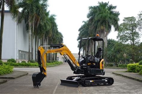 Yuchai 2 7 Ton Mini Excavator Working In Tight Spaces Excavator And