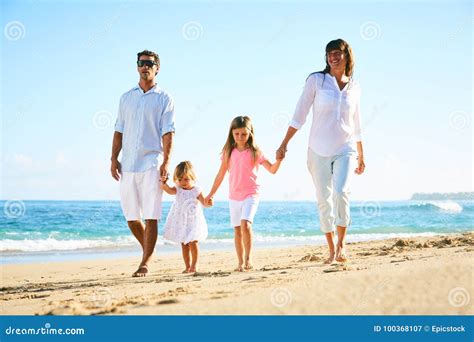 Familia Feliz En La Playa Imagen De Archivo Imagen De Pares