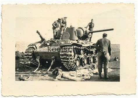 Foto Soldaten Der Wehrmacht An Einem Russischen KW I Beute Panzer Im