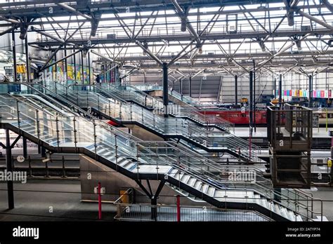 Leeds Train Station Stock Photo - Alamy