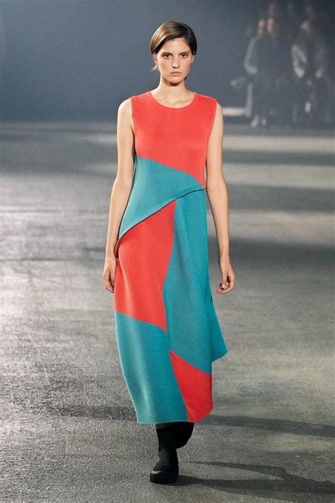 Issey Miyake Spring 2023 Fashion Show | The Impression