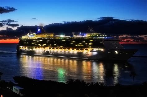 Six beautiful photos of Royal Caribbean ships in Port Everglades ...