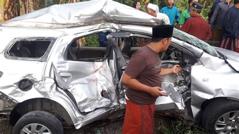 Mobil Tertabrak Kereta Api Di Perlintasan Jalur Bangil Pasuruan