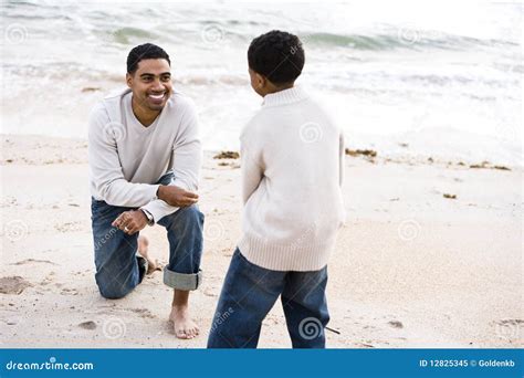 Père Afro Américain Et Fils Jouant Sur La Plage Image Stock Image Du