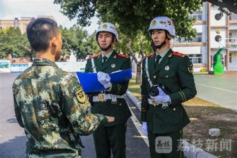 走近武警纠察兵：白头盔下的青春和担当 荔枝军事 荔枝网新闻