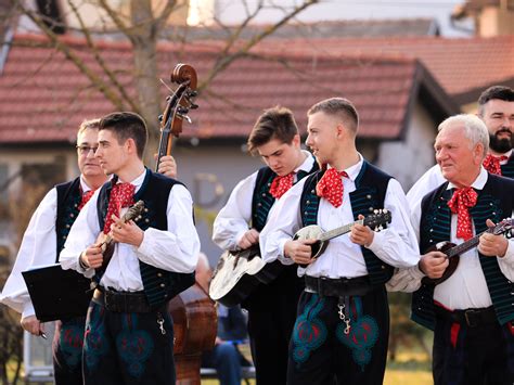 Foto Mladi Folklora I Razgalili Srca Okupljenih Na Gradskoj Smotri