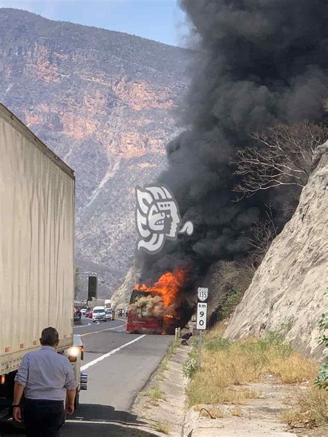 Autobús se incendia por corto circuito en carretera Cuacnopalan Oaxaca