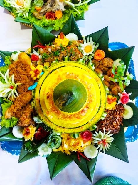 Arroz Amarillo Tumpeng Comida Tradicional Indonesia Con Pollo Frito