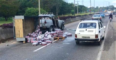 Se vuelca tráiler cargado de cajas de cerveza en accidente de un