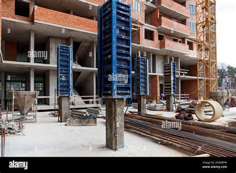 Bâtiment industriel fondations piliers coffrage structures en béton