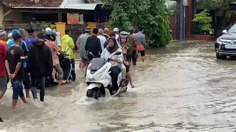 Desa Di Pesisir Utara Kabupaten Batang Terendam Banjir Hingga 60