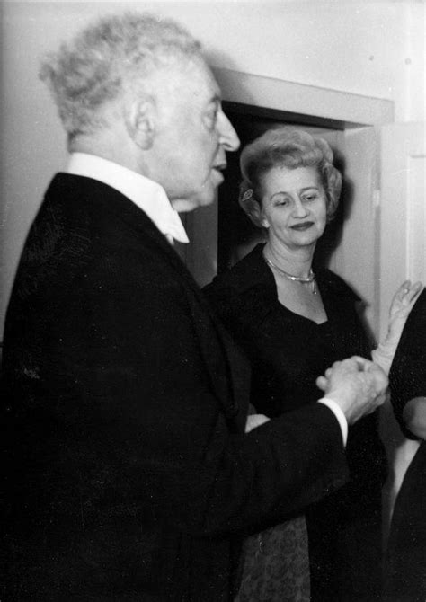 Plano Medio De Arthur Y Aniela Rubinstein Charlando Con Dos Mujeres