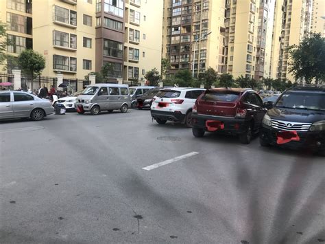 观澜上域乱停现象，两边道路加一起停五排车 巴中论坛 麻辣社区