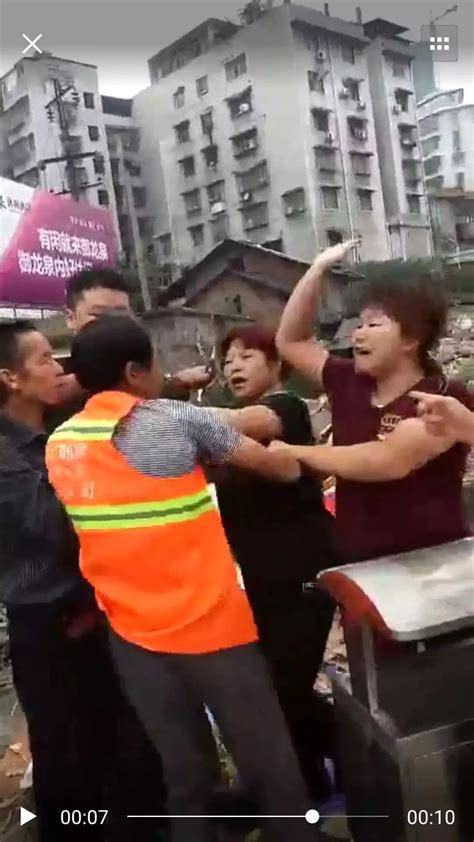 愤怒这个殴打环卫工的女市民你要火了上梅