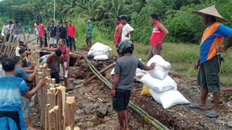 Warga Desa Wailamung Dan Henga Gotong Royong Perbaiki Ruas Jalan