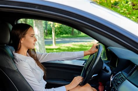 Linda Menina Morena Sorridente Ao Volante De Um Carro Foto Premium