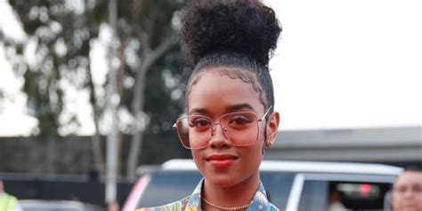 H.E.R. Walks 2020 Grammys Red Carpet Without Dark Sunglasses