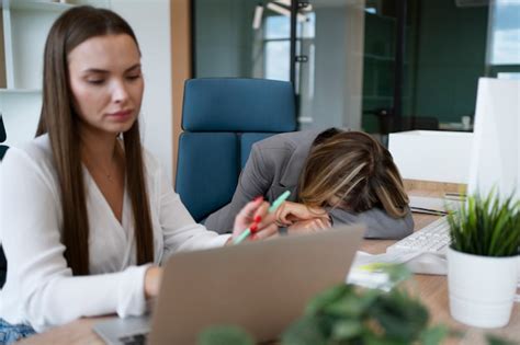 Mujer Cansada De Tiro Medio En El Trabajo Foto Gratis