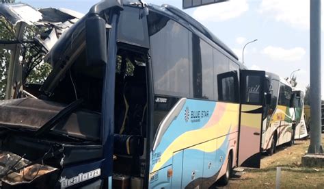 Kecelakaan Di Tol Cipali Bus Blue Star Tabrak Tiang Penerangan Satu