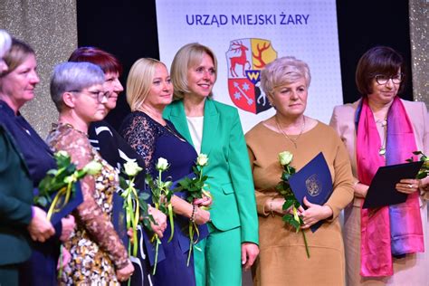 Gala z okazji Dnia Nauczyciela w Lunie Burmistrz Danuta Madej rozdała