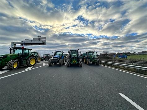 Col Re Des Agriculteurs L A Et L A Bloqu Es Dans La Loire Tl