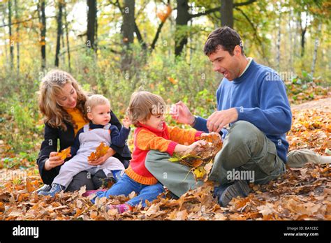 Mutter Mit Sohn Im Wald Im Herbst Stockfotos Und Bilder Kaufen Alamy