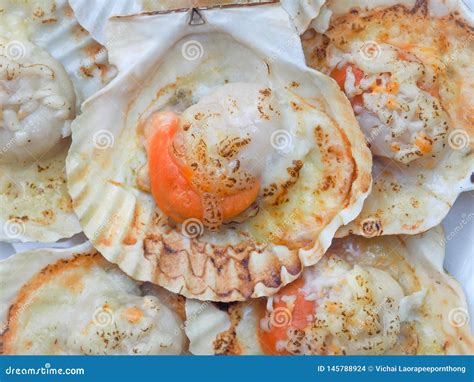 Las Conchas De Peregrino Asadas A La Parrilla Descascan Con Mantequilla