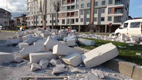 Orduda tırdan yola dökülen gaz beton trafiği aksattı