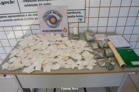 Dupla Presa Ap S Pol Cia Encontrar Drogas Escondidas Em Casa Em Tatu