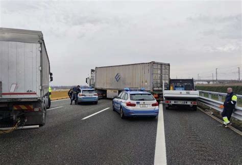 Il Tir Messo Di Traverso Da Una Banda Di Rapinatori Sulla A4 Milano