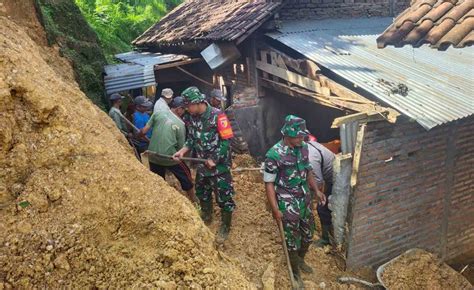 Sinergi TNI Polri Dan Warga Dalam Aksi Gotong Royong Atasi Dampak Tanah