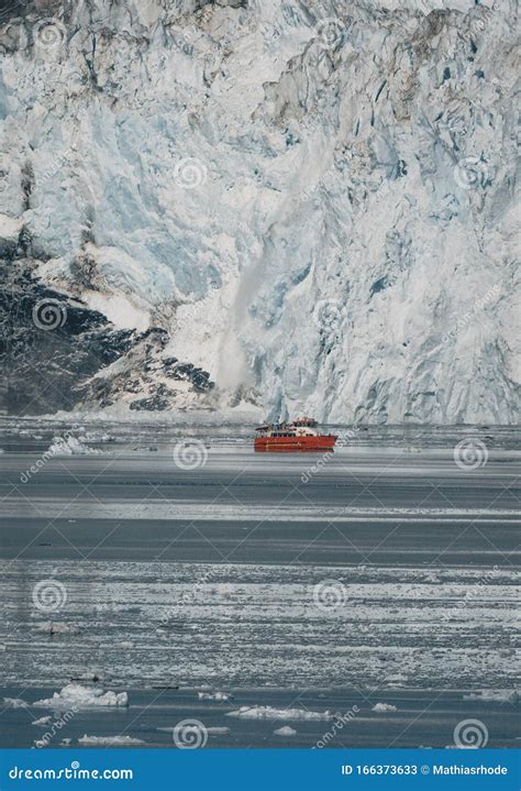 Cruceros Red Passenger Navegando Por Las Aguas Heladas De Qasigiannguit