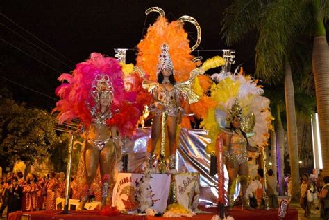 Escolas de samba desfilam em sete bairros no Carnaval de Goiânia até