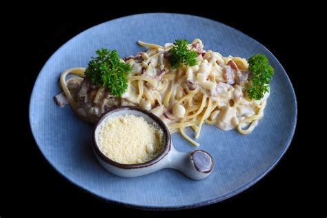 Pasta Carbonara Con Tocino En Plato Azul Aislado En Vista Lateral De