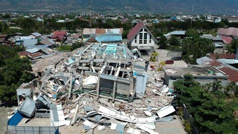 Photos Indonesia Tsunami Toll Crosses 800 Mass Burials Begin In Palu