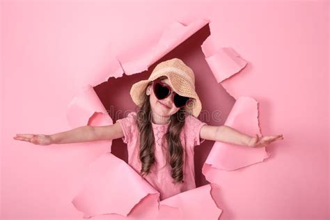 Menina Engra Ada Vidros No Fundo Colorido Foto De Stock Imagem De