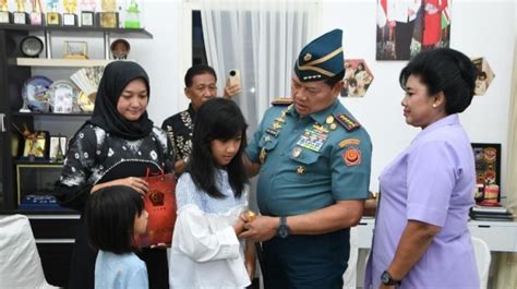 Panglima TNI Takziah Ke Keluarga Prajurit Yang Gugur Dalam Kecelakaan