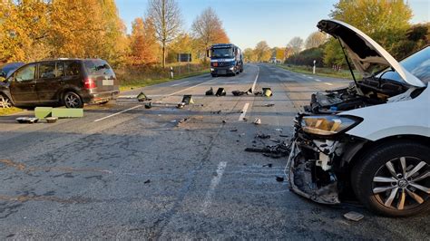 Wolfsburg Kreuzungs Crash Ampel V Llig Zerst Rt Zwei Personen