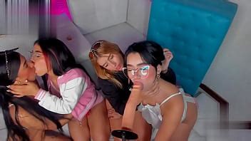 Estas lesbianas piensan que es una polla y le dan mamadas masivas a la máquina XVIDEOS