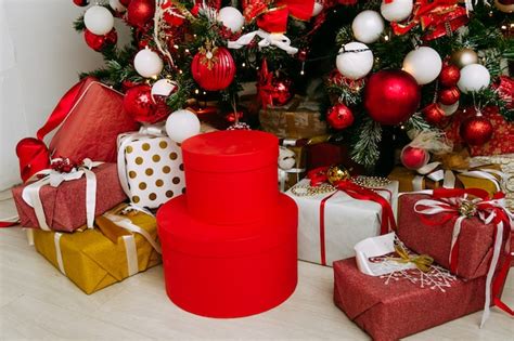 Caixas De Presente Decoradas Debaixo Da árvore De Natal Foto Premium