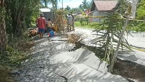 Baru Dibangun Setahun Jalan Di Sambas Terbelah Rusak Parah