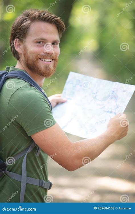 Homem Perdido Observando Mapa Para Encontrar O Caminho Certo Imagem De